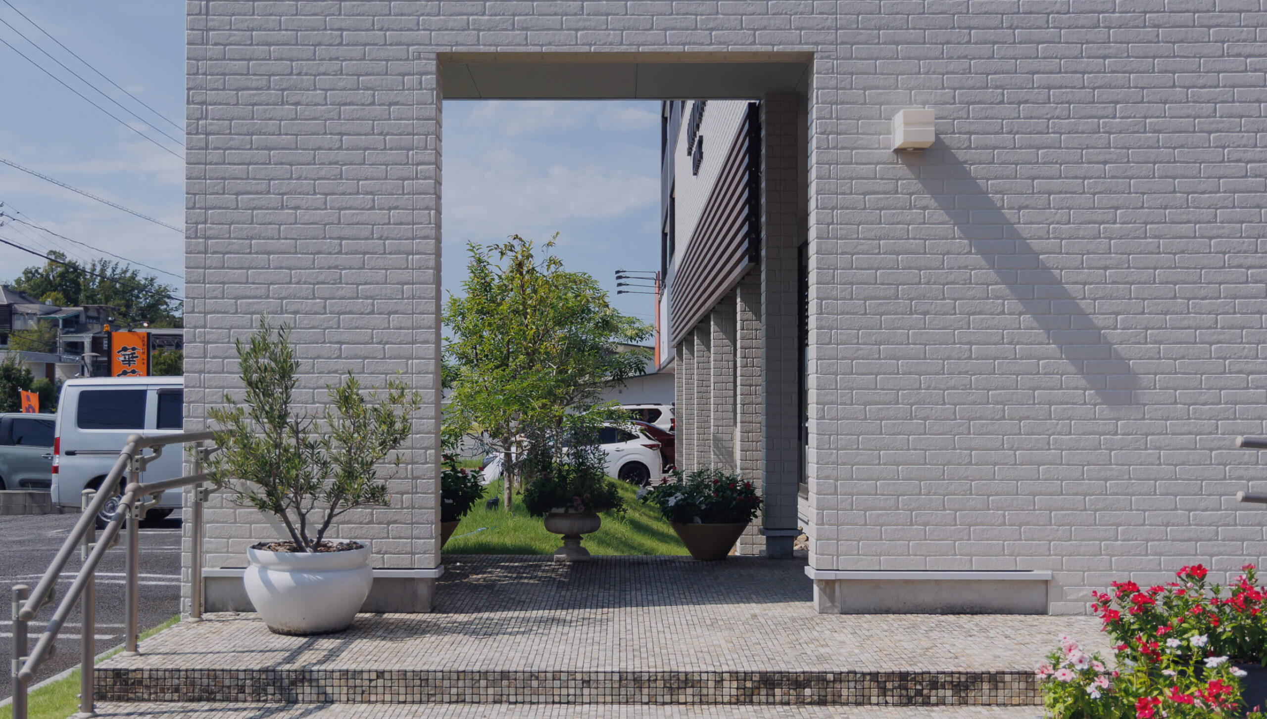 あなたに寄り添う、通いたくなる歯医者さん。あなたの声に耳を傾け、無理のない治療計画と通いやすい環境で、笑顔と歯の健康を見守っていきます。